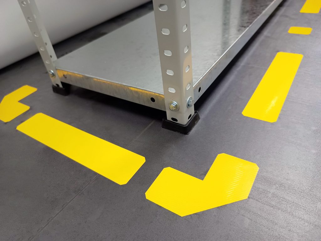 Floor marking with corner markers